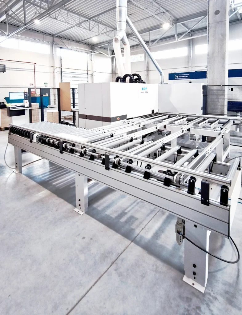 Automatyczne centrum CNC do wiercenia elementów z płyt meblowych w zakładzie Drew-Bak